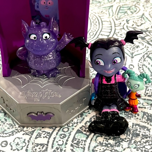 Disney Other - Disney Junior Vampirina GlowTastic Friends